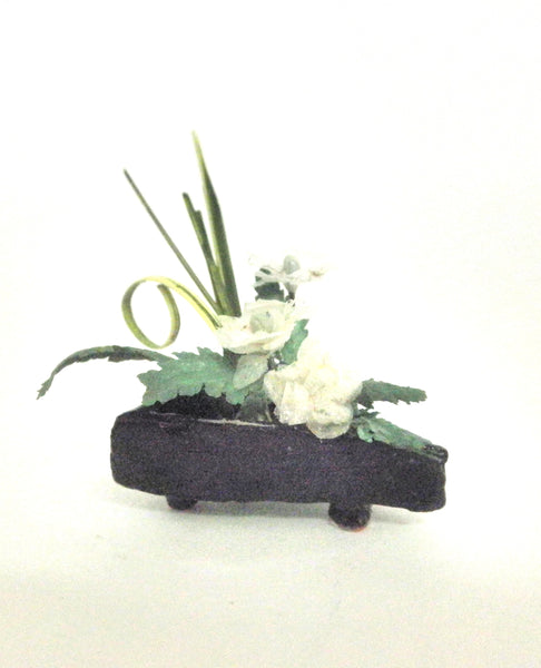 Miniature Ikebana Flower Arrangement – Fern and white Flowers in Ceramic vase