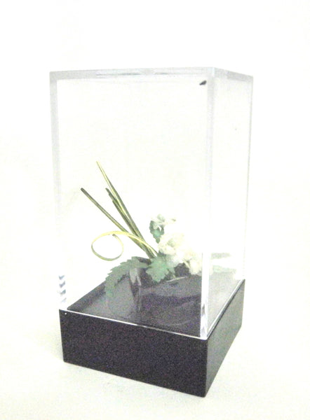 Miniature Ikebana Flower Arrangement – Fern and white Flowers in Ceramic vase